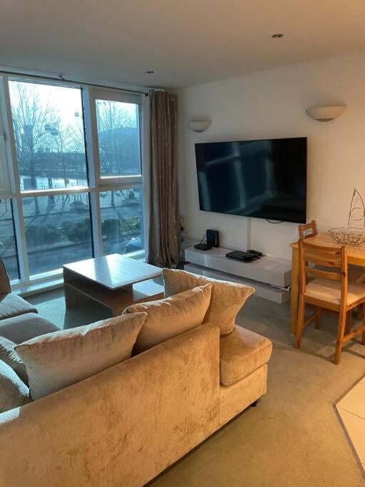 1 Bedroom Apartment Royal Docks Londra Dış mekan fotoğraf
