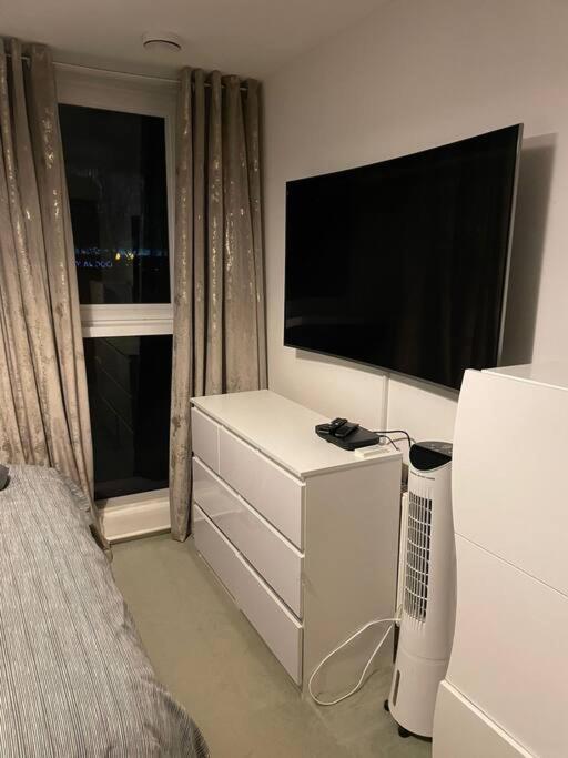 1 Bedroom Apartment Royal Docks Londra Dış mekan fotoğraf