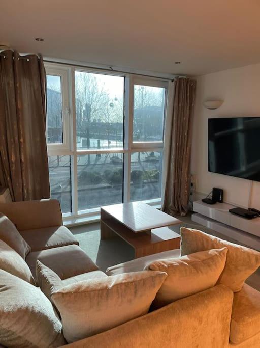 1 Bedroom Apartment Royal Docks Londra Dış mekan fotoğraf